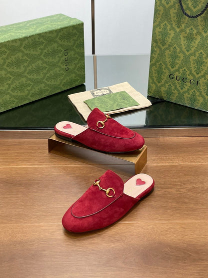 GUCCI HORSEBIT MULE IN CHERRY RED SUEDE WITH GOLD HARDWARE