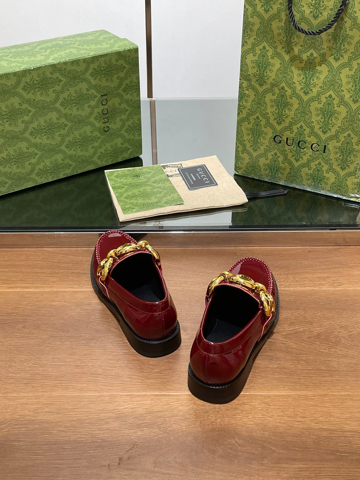 GUCCI LOAFER SHOES IN BLOOD RED CALFSKIN WITH GOLD HARDWARE