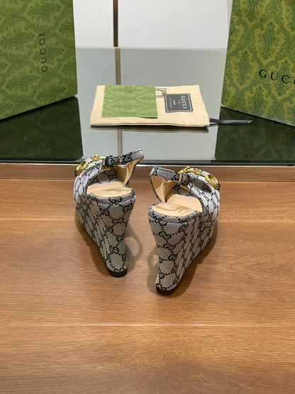 GUCCI WEDGE PLATFORM IN STEEL GREY MONOGRAM JACQUARD FABRIC