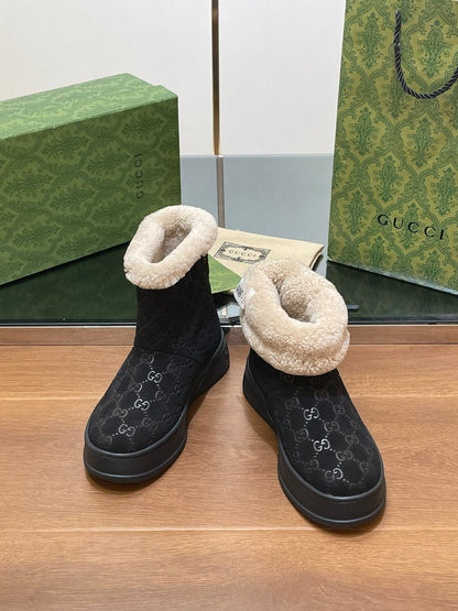 GUCCI SNOW BOOTS IN BLACK EMBOSSED SUEDE AND BEIGE WOOL LINING