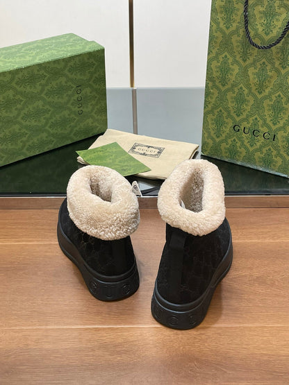 GUCCI SNOW BOOTS IN BLACK EMBOSSED SUEDE AND BEIGE WOOL LINING