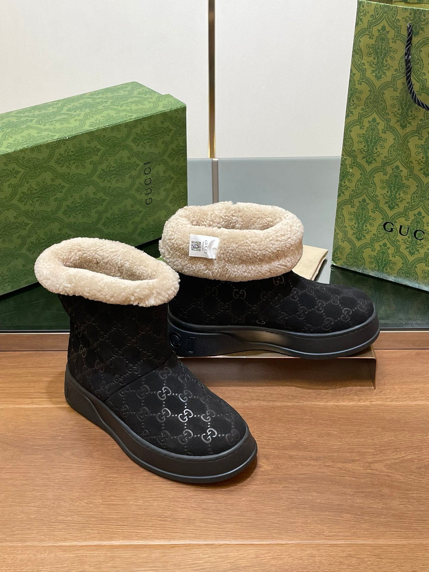 GUCCI SNOW BOOTS IN BLACK EMBOSSED SUEDE AND BEIGE WOOL LINING