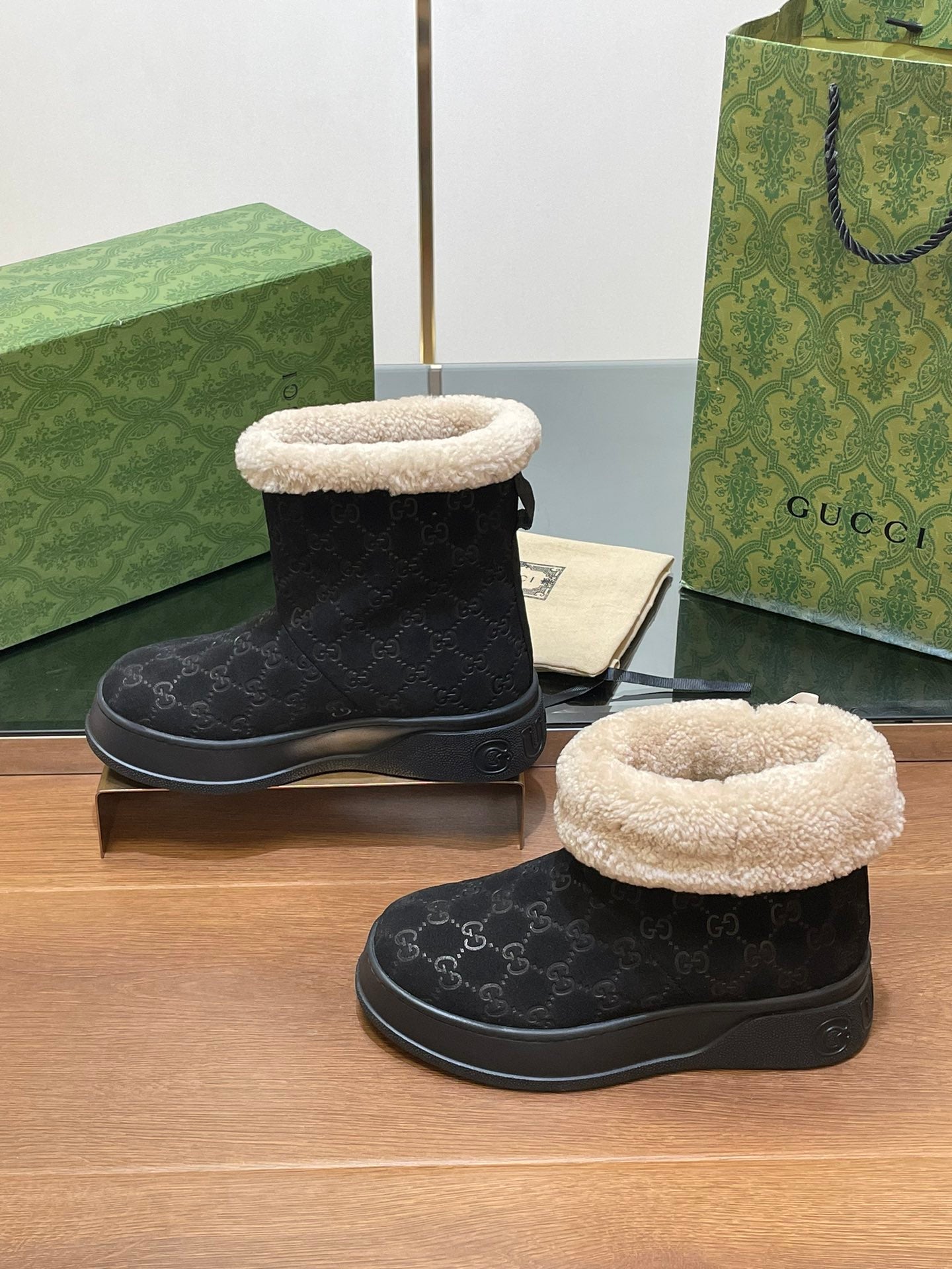 GUCCI SNOW BOOTS IN BLACK EMBOSSED SUEDE AND BEIGE WOOL LINING