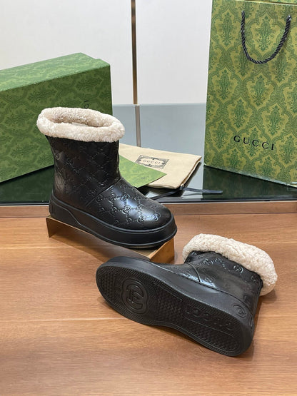 GUCCI SNOW BOOTS IN BLACK EMBOSSED DEERSKIN AND BEIGE WOOL LINING