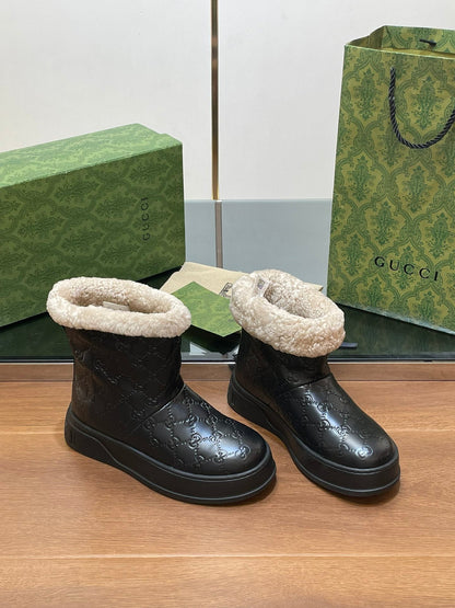 GUCCI SNOW BOOTS IN BLACK EMBOSSED DEERSKIN AND BEIGE WOOL LINING