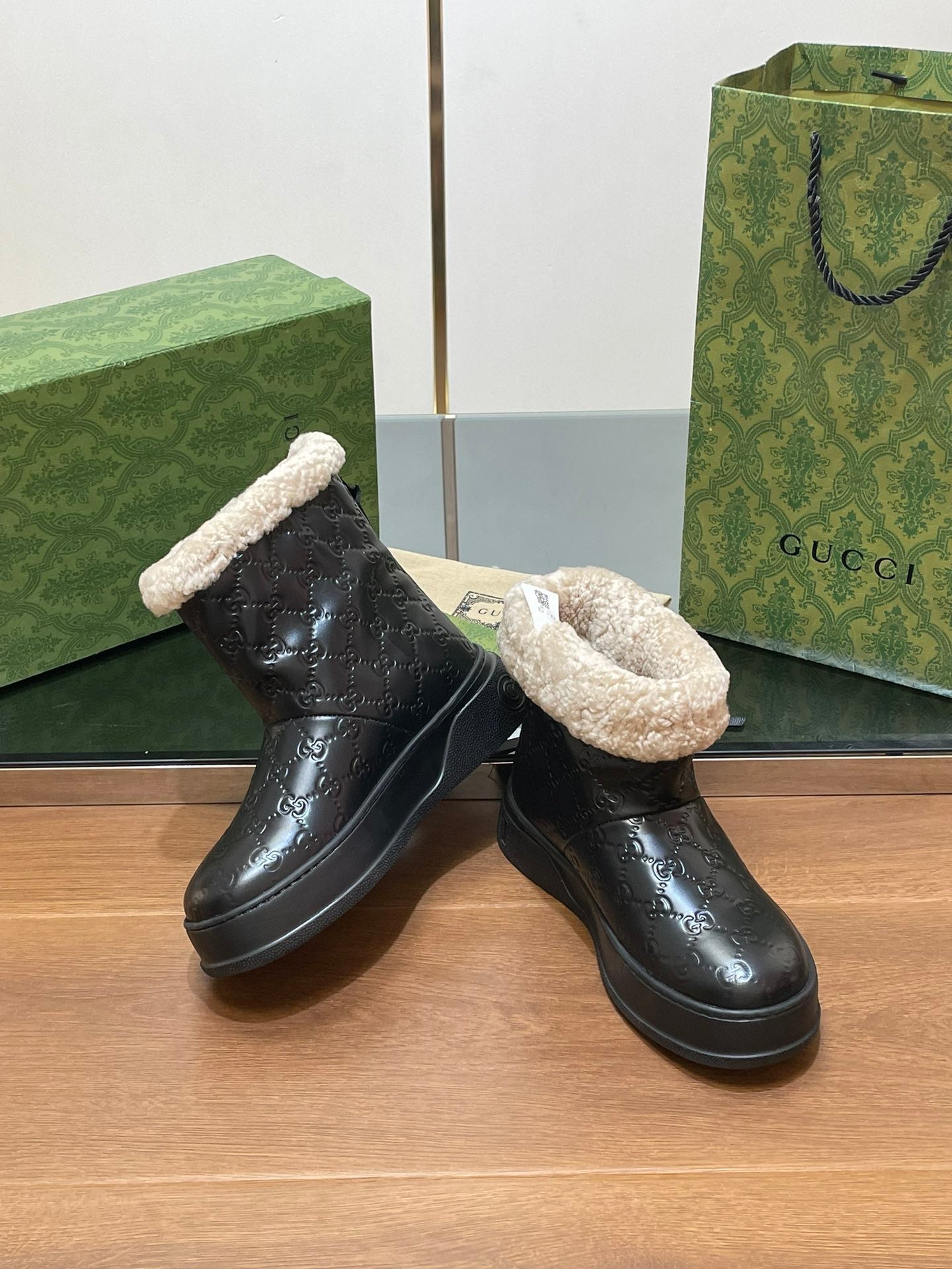 GUCCI SNOW BOOTS IN BLACK EMBOSSED DEERSKIN AND BEIGE WOOL LINING
