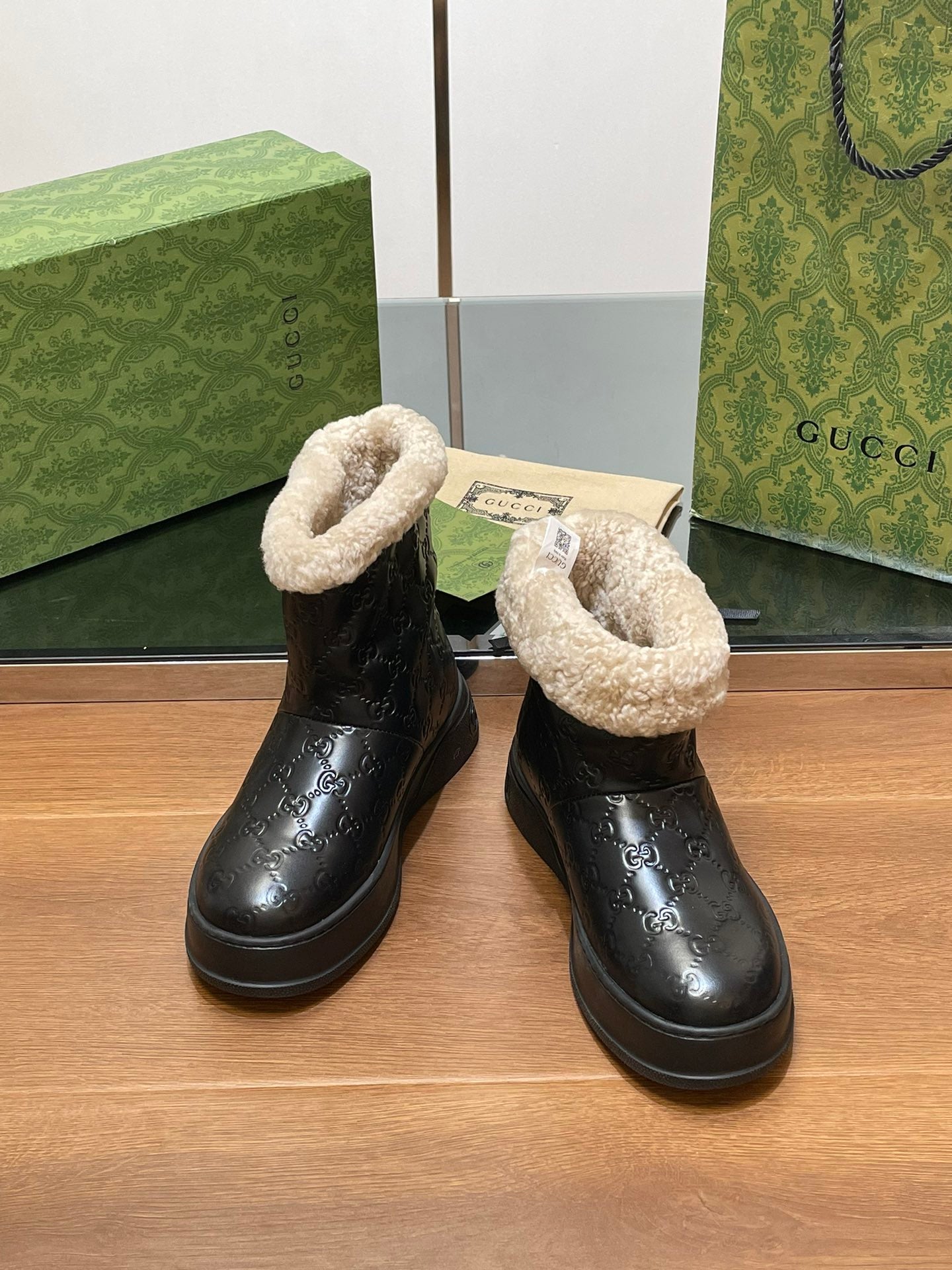 GUCCI SNOW BOOTS IN BLACK EMBOSSED DEERSKIN AND BEIGE WOOL LINING