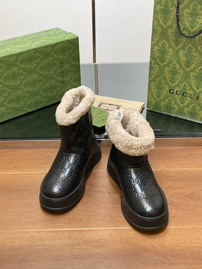 GUCCI SNOW BOOTS IN BLACK EMBOSSED DEERSKIN AND BEIGE WOOL LINING