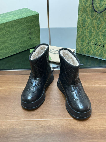 GUCCI U BOOTS IN BLACK EMBOSSED DEERSKIN AND BEIGE WOOL LINING
