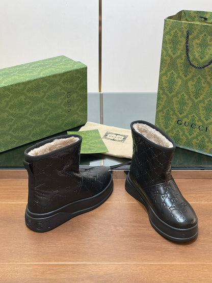 GUCCI U BOOTS IN BLACK EMBOSSED DEERSKIN AND BEIGE WOOL LINING