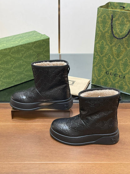 GUCCI U BOOTS IN BLACK EMBOSSED SUEDE AND BEIGE WOOL LINING