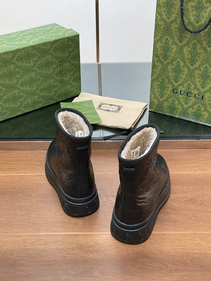 GUCCI U BOOTS IN BLACK EMBOSSED SUEDE AND BEIGE WOOL LINING