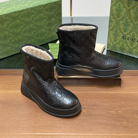 GUCCI U BOOTS IN BLACK EMBOSSED DEERSKIN AND BEIGE WOOL LINING