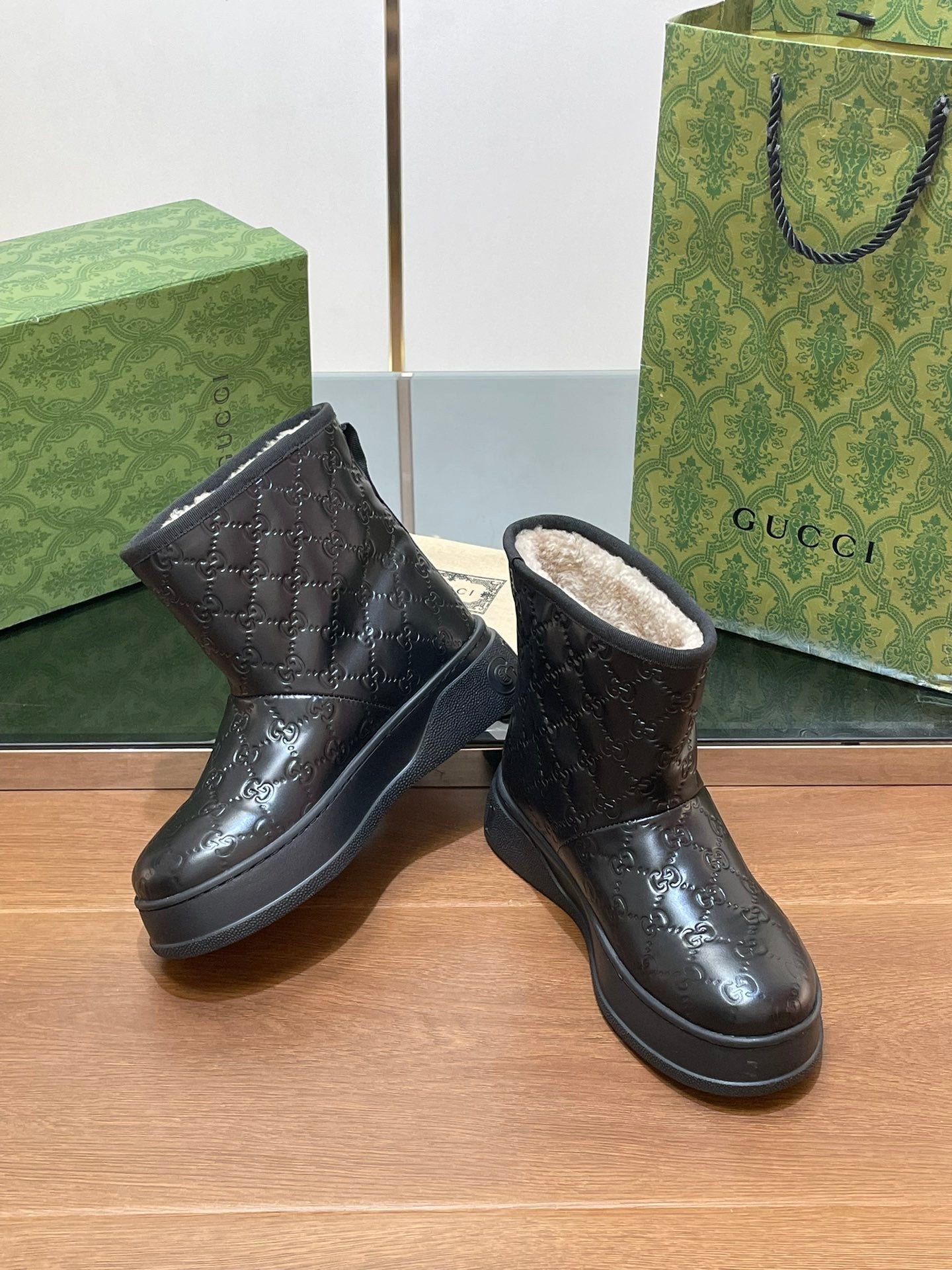 GUCCI U BOOTS IN BLACK EMBOSSED SUEDE AND BEIGE WOOL LINING