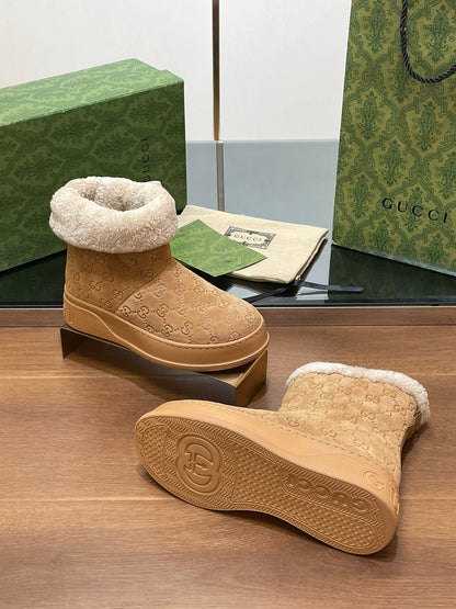 GUCCI SNOW BOOTS IN CIDER BROWN EMBOSSED SUEDE AND BEIGE WOOL LINING