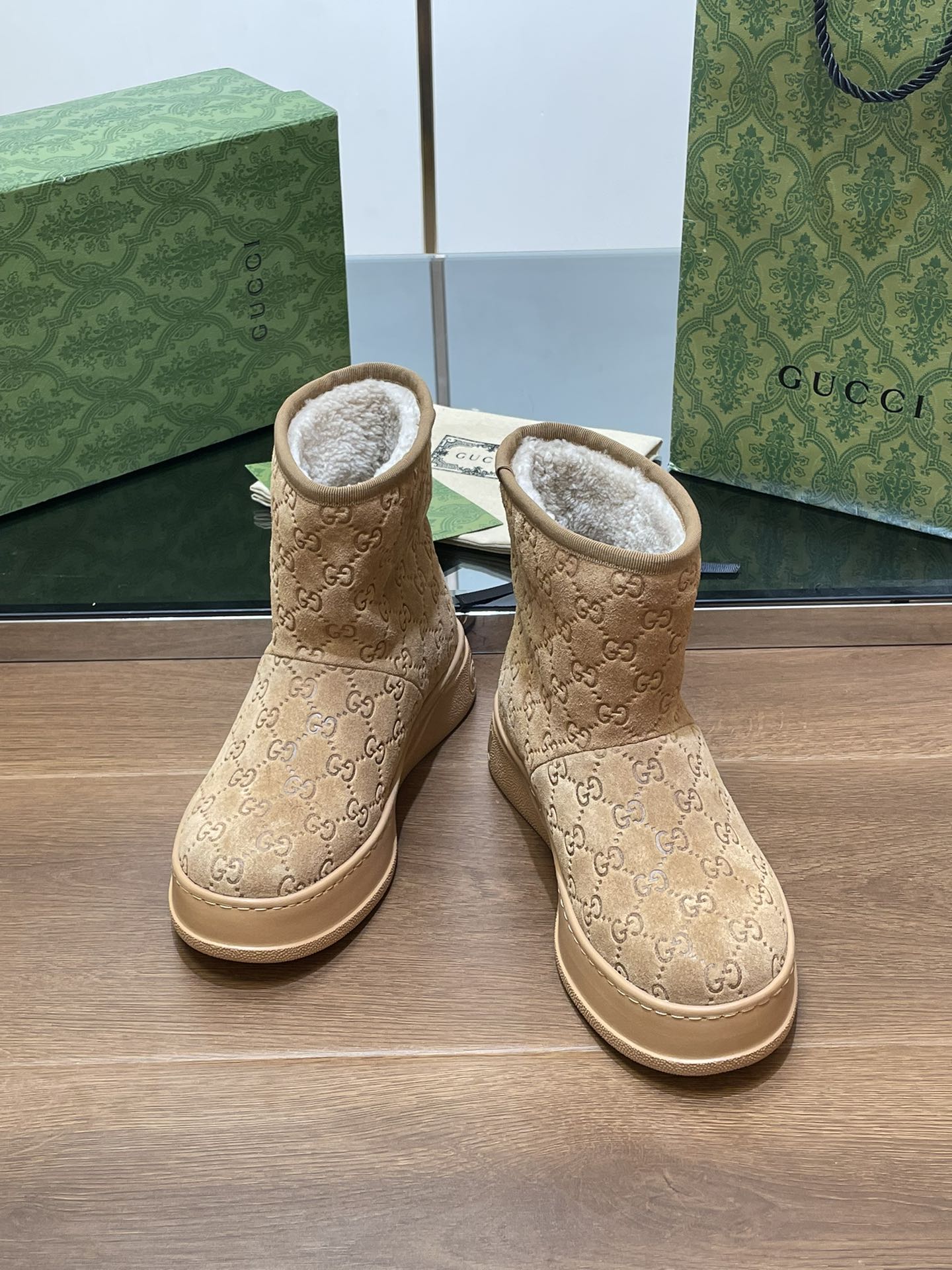 GUCCI U BOOTS IN CIDER BROWN EMBOSSED SUEDE AND BEIGE WOOL LINING