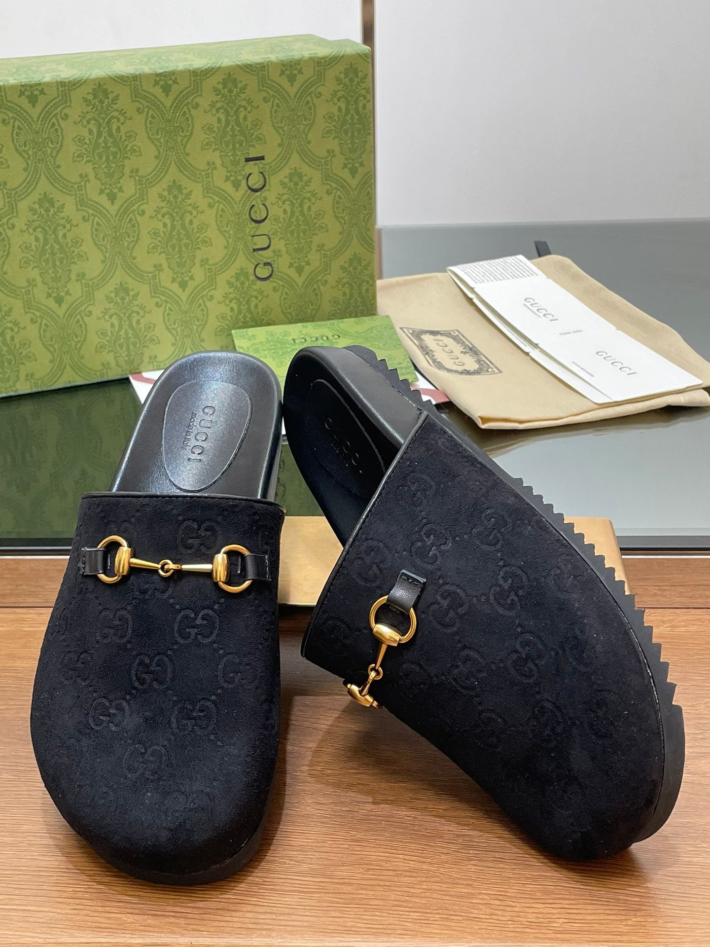 GUCCI HORSEBIT MULE IN BLACK EMBOSSED SUEDE AND SHEEPSKIN LINING