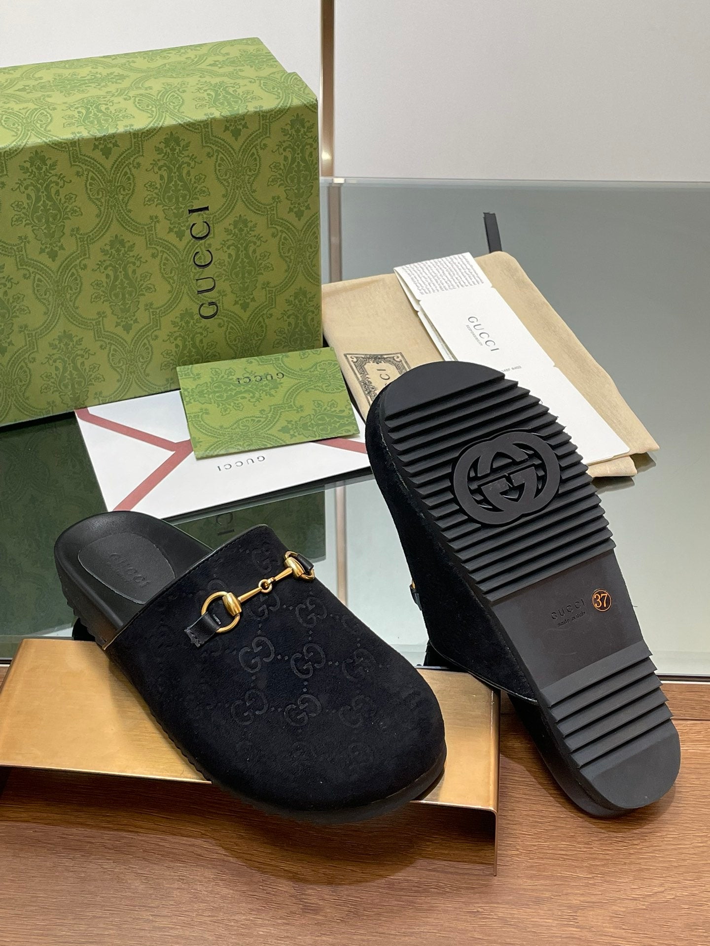 GUCCI HORSEBIT MULE IN BLACK EMBOSSED SUEDE AND SHEEPSKIN LINING