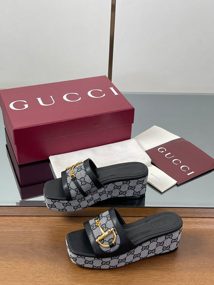 GUCCI HIGH 6.3 CM WEDGE SANDALS IN BLACK CALFSKIN AND FABRIC