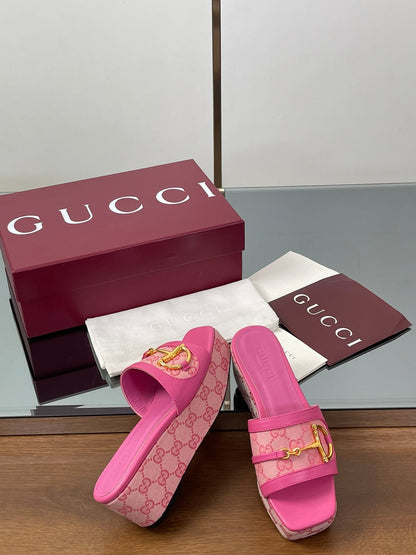 GUCCI HIGH 6.3 CM WEDGE SANDALS IN PINK CALFSKIN AND FABRIC