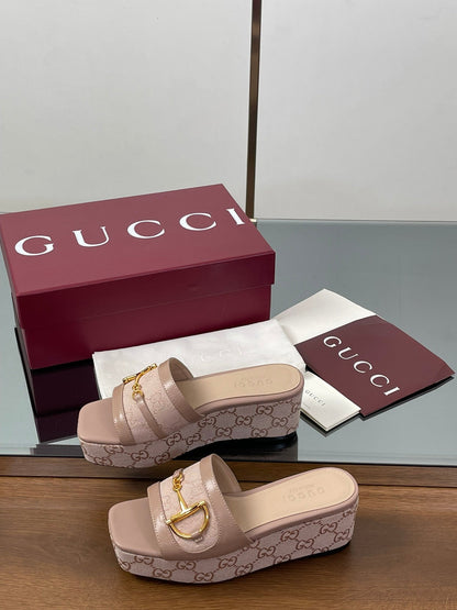 GUCCI HIGH 6.3 CM WEDGE SANDALS IN DUSTY PINK CALFSKIN AND FABRIC