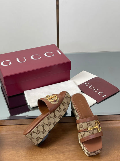 GUCCI HIGH 6.3 CM WEDGE SANDALS IN BROWN CALFSKIN AND FABRIC