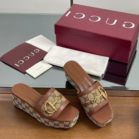 GUCCI HIGH 6.3 CM WEDGE SANDALS IN BROWN CALFSKIN AND FABRIC