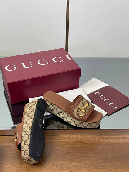 GUCCI HIGH 6.3 CM WEDGE SANDALS IN BROWN CALFSKIN AND FABRIC
