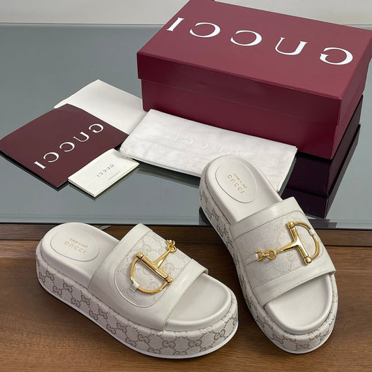 GUCCI HIGH 5.5 CM WEDGE SANDALS IN CREAM WHITE CALFSKIN AND FABRIC