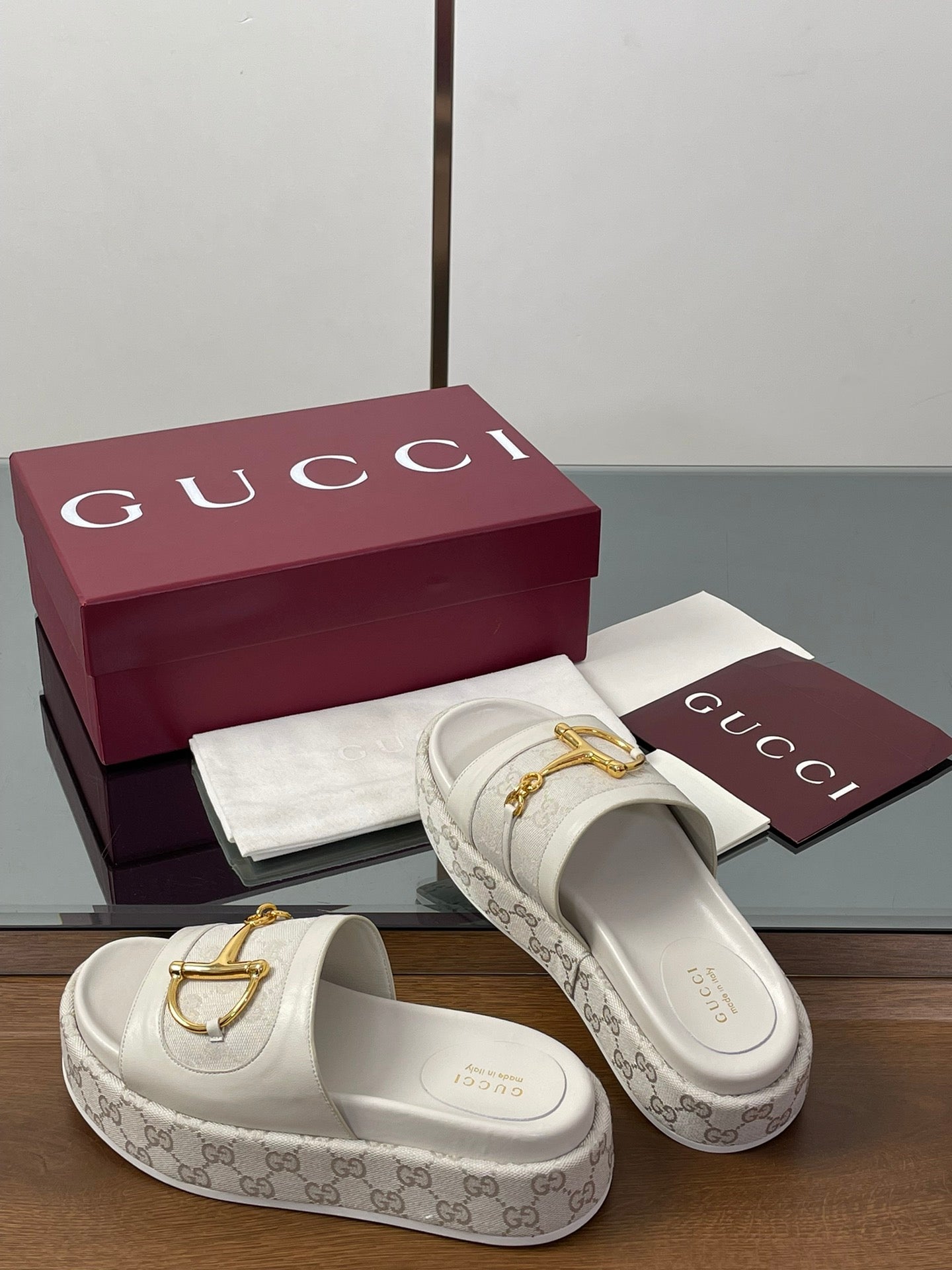 GUCCI HIGH 5.5 CM WEDGE SANDALS IN CREAM WHITE CALFSKIN AND FABRIC