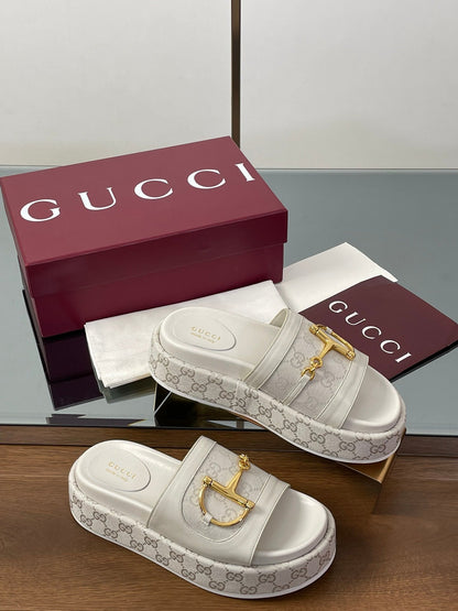 GUCCI HIGH 5.5 CM WEDGE SANDALS IN CREAM WHITE CALFSKIN AND FABRIC