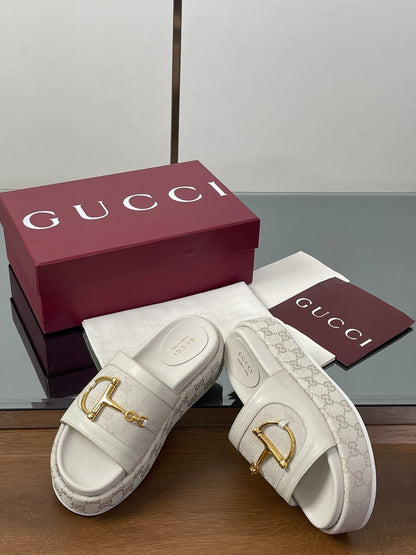 GUCCI HIGH 5.5 CM WEDGE SANDALS IN CREAM WHITE CALFSKIN AND FABRIC