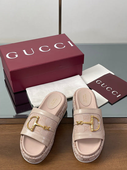 GUCCI HIGH 5.5 CM WEDGE SANDALS IN LIGHT PINK CALFSKIN AND FABRIC
