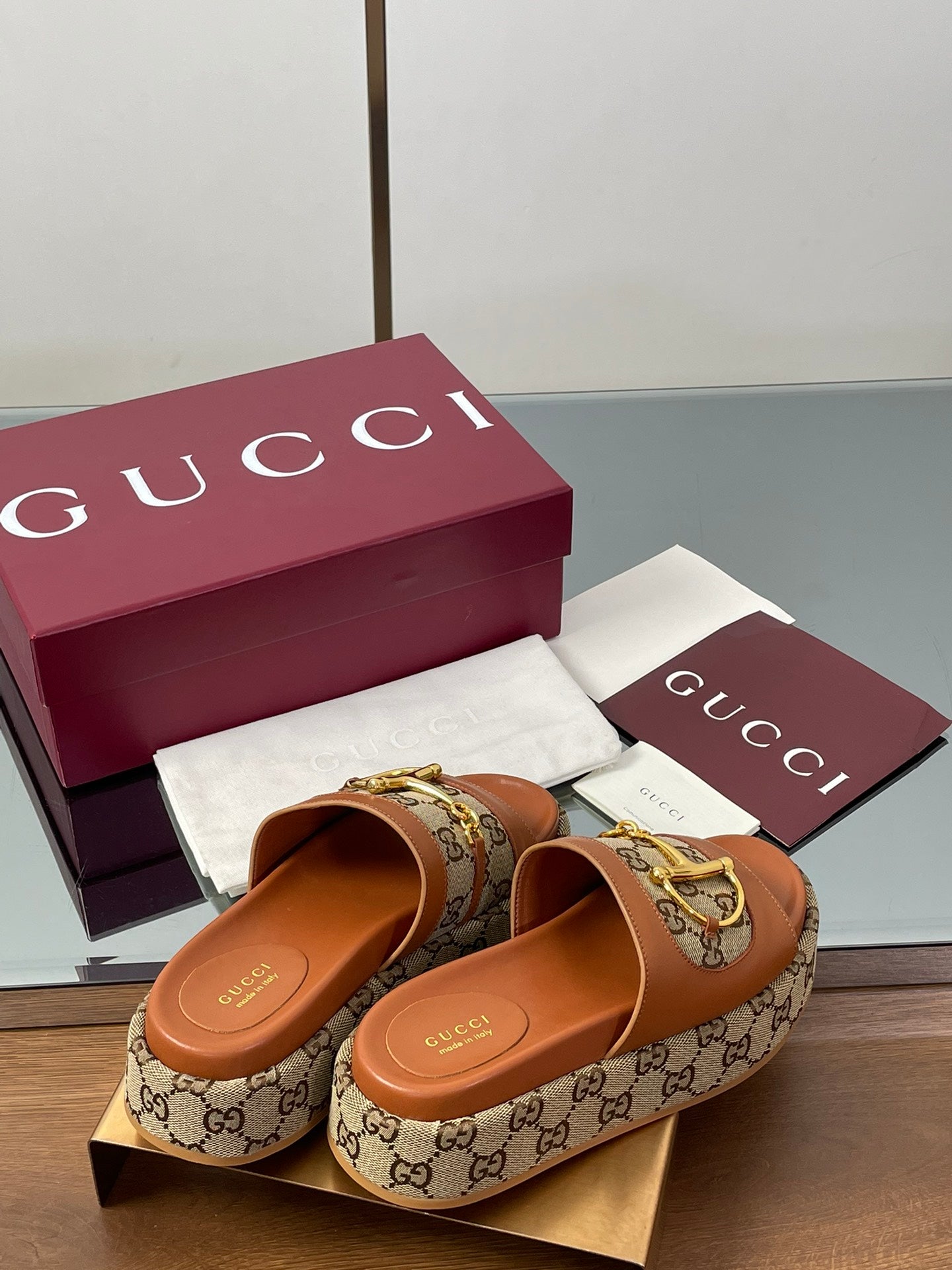 GUCCI HIGH 5.5 CM WEDGE SANDALS IN BURNT BROWN MIX BEIGE CALFSKIN AND FABRIC