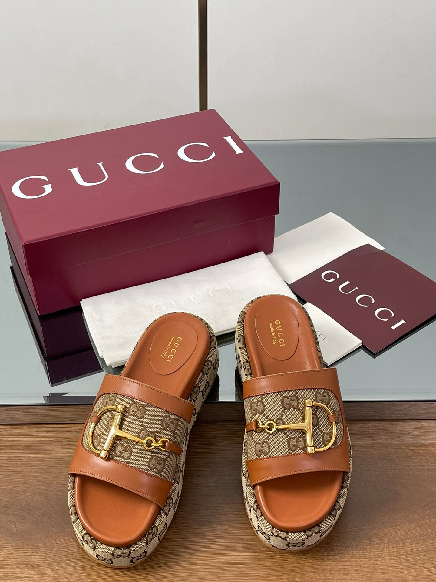 GUCCI HIGH 5.5 CM WEDGE SANDALS IN BURNT BROWN MIX BEIGE CALFSKIN AND FABRIC