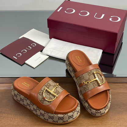 GUCCI HIGH 5.5 CM WEDGE SANDALS IN BURNT BROWN MIX BEIGE CALFSKIN AND FABRIC