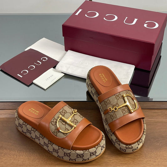GUCCI HIGH 5.5 CM WEDGE SANDALS IN BURNT BROWN MIX BEIGE CALFSKIN AND FABRIC