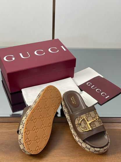 GUCCI HIGH 5.5 CM WEDGE SANDALS IN BROWN MIX BEIGE CALFSKIN AND FABRIC