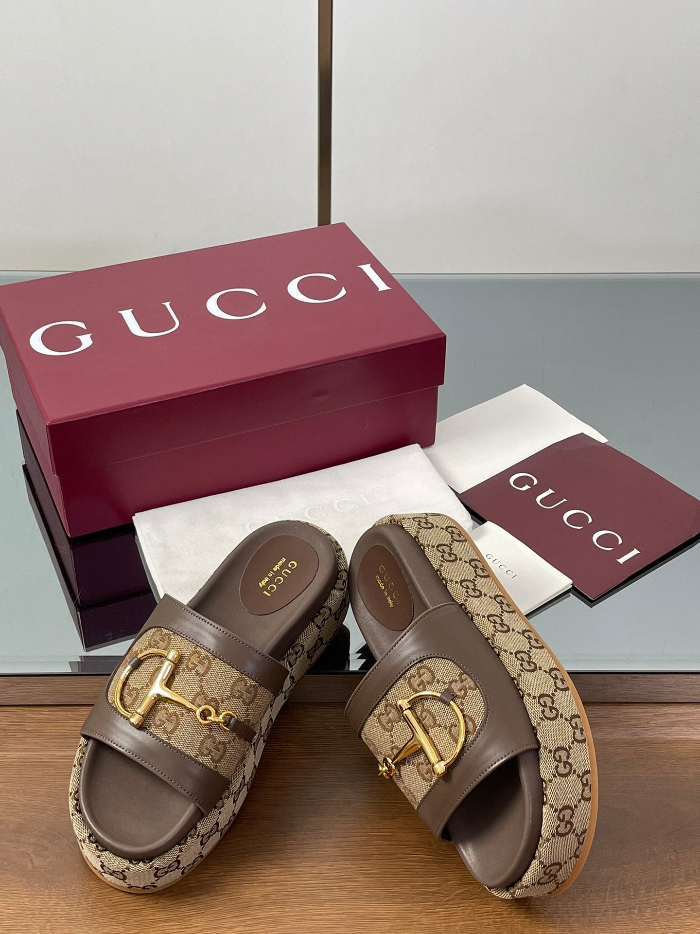 GUCCI HIGH 5.5 CM WEDGE SANDALS IN BROWN MIX BEIGE CALFSKIN AND FABRIC