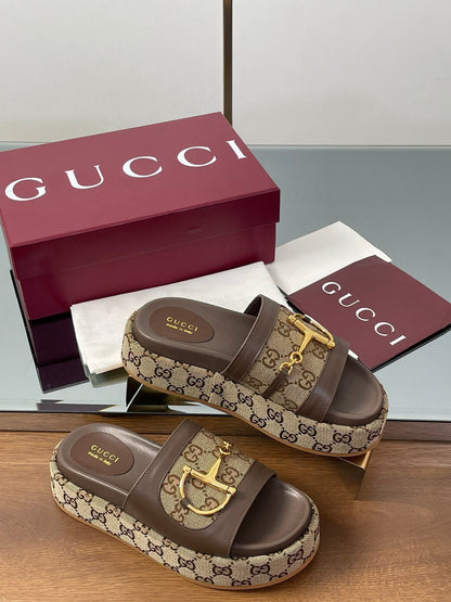 GUCCI HIGH 5.5 CM WEDGE SANDALS IN BROWN MIX BEIGE CALFSKIN AND FABRIC