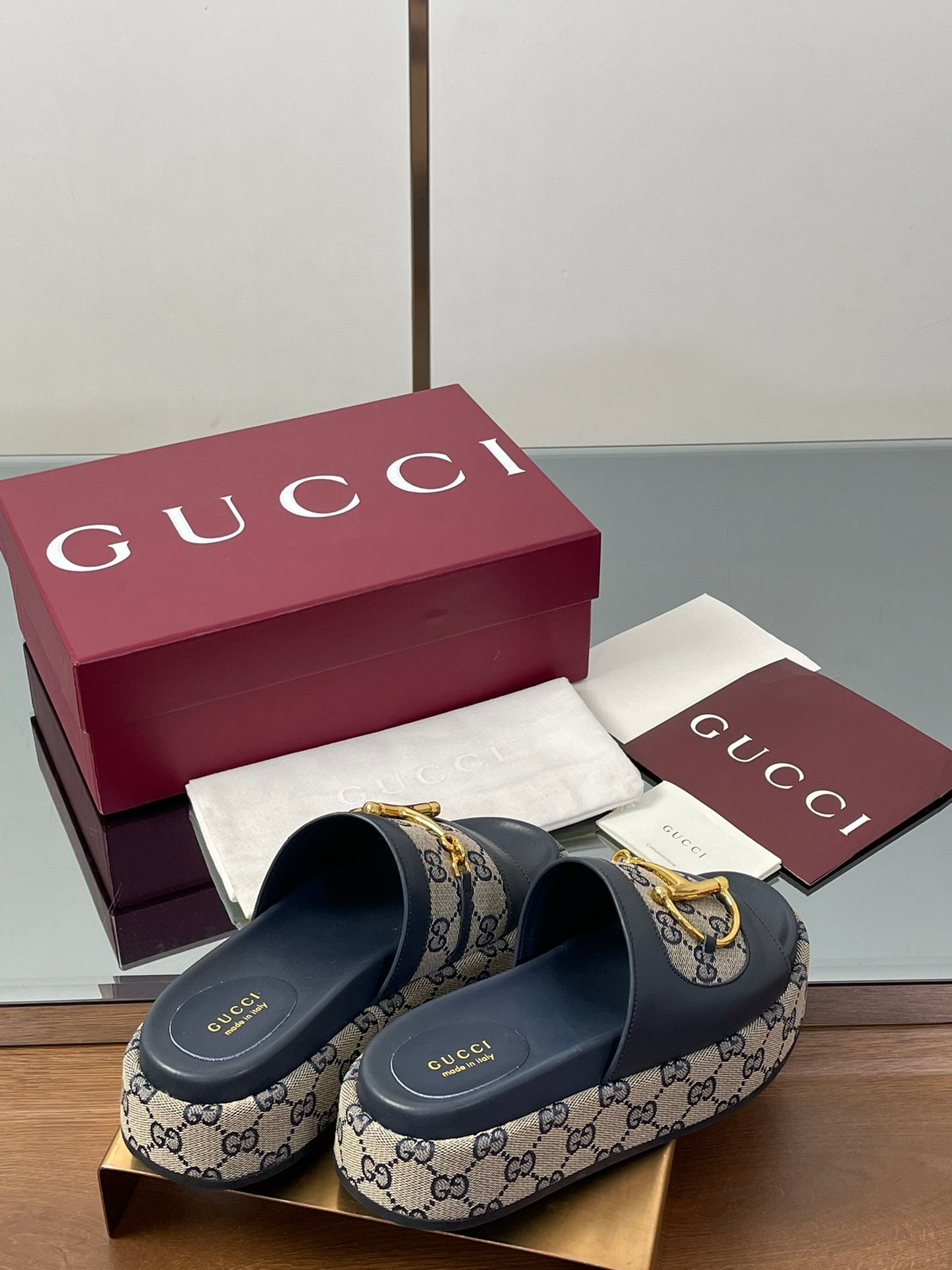 GUCCI HIGH 5.5 CM WEDGE SANDALS IN BLACK AND BEIGE CALFSKIN AND FABRIC