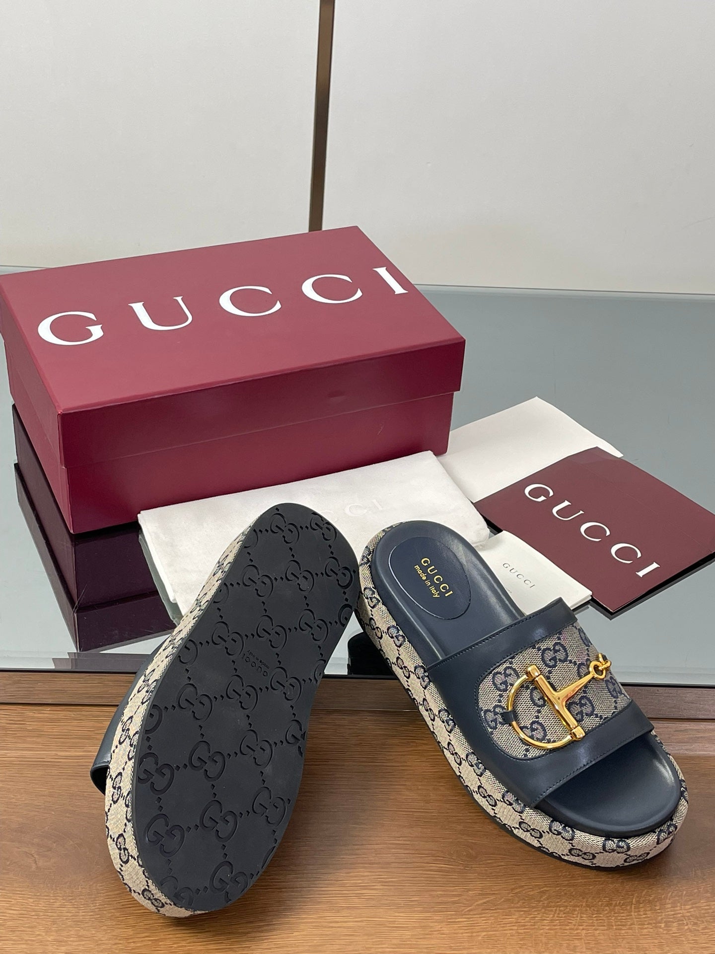GUCCI HIGH 5.5 CM WEDGE SANDALS IN BLACK AND BEIGE CALFSKIN AND FABRIC