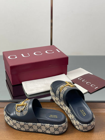 GUCCI HIGH 5.5 CM WEDGE SANDALS IN BLACK AND BEIGE CALFSKIN AND FABRIC
