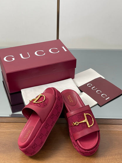 GUCCI HIGH 5.5 CM WEDGE SANDALS IN RED CALFSKIN AND FABRIC
