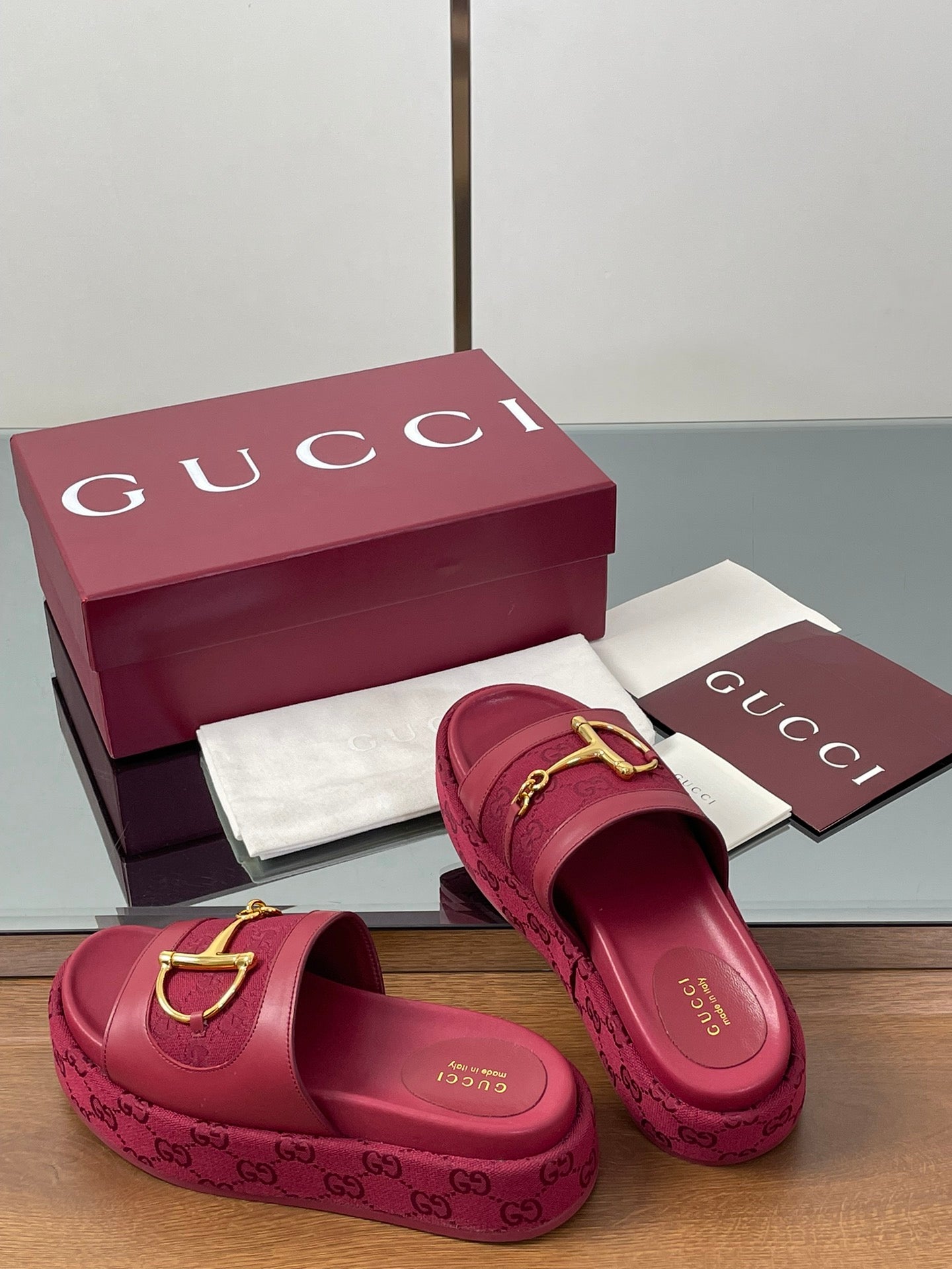 GUCCI HIGH 5.5 CM WEDGE SANDALS IN RED CALFSKIN AND FABRIC
