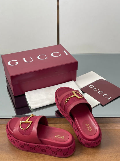 GUCCI HIGH 5.5 CM WEDGE SANDALS IN RED CALFSKIN AND FABRIC
