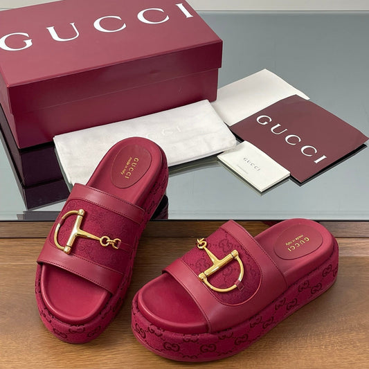 GUCCI HIGH 5.5 CM WEDGE SANDALS IN RED CALFSKIN AND FABRIC