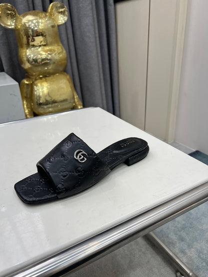 GUCCI CASUAL SLIPPERS IN BLACK CALFSKIN LOGO EMBOSSING