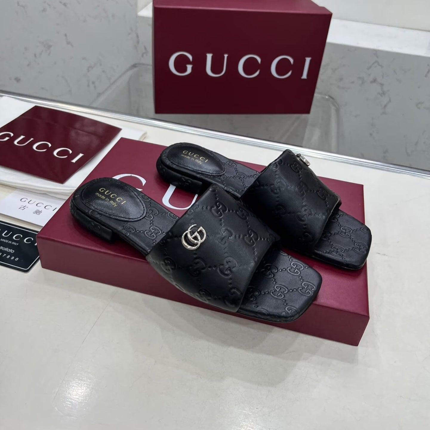 GUCCI CASUAL SLIPPERS IN BLACK CALFSKIN LOGO EMBOSSING