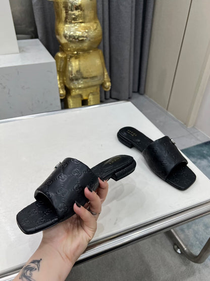 GUCCI CASUAL SLIPPERS IN BLACK CALFSKIN LOGO EMBOSSING